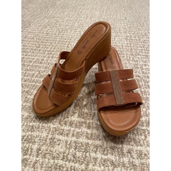 MILA PAOLI Slip On leather Sandals Sz 7.5 2.5” heel - Picture 1 of 6